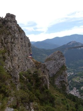 Dario in volo sui cavi della 2° tyrolienne (21082 bytes)